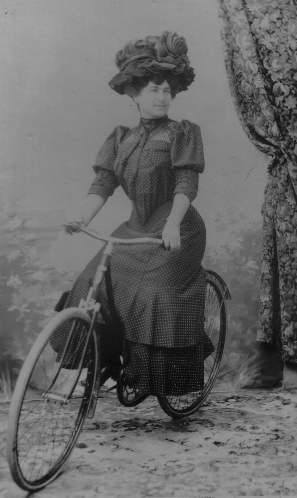 [cyclist-paris-socialite.jpeg]