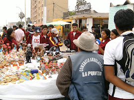 COMPRANDO RECUERDOS Y ARTESANÍA