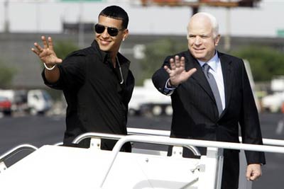 [Candidato+republicano+John+McCain+posa+com+o+cantor+de+reggaeton+Daddy+Yankee+durante+campanha+no+Arizona.jpg]
