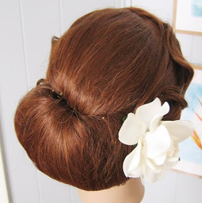 I think this style makes a perfect Spring wedding vintage hairstyle.