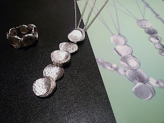 Vendorafaの職人技の光るペンダントネックレスとリングが素敵です。