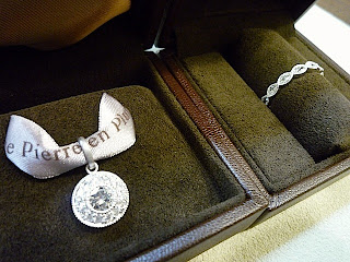 母から譲りうけたダイヤモンドを使ってクラシカルなペンダントトップとリングにリ･スタイル(リメイク）しました。