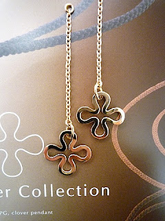 ユンヌピエールアンプリュスのアイコンのオリジナルピアスチャームです。