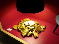 金塊のようなオブジェです。