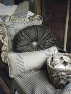[Frenchie+pillows+Apr+09.jpg]