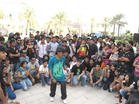 [a+crowd+puller.JPG]