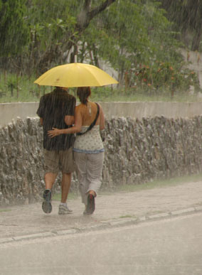 [adia_2007_05_18_DSC_3223_couple_under_umbrella_during_heavy_rain_laos_luang_prabang_cringel_com.jpg]