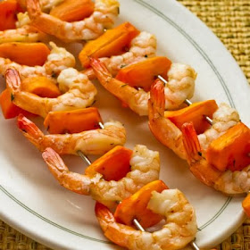 These shrimp skewers with pieces of persimmon were the last recipe I tried with the persimmons I got in the mail from Andrea! Garlic and Rosemary Roasted Shrimp Skewers with Fuyu Persimmon