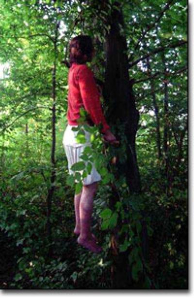 [Srebrenica+Female+Hung+on+Tree.jpg]