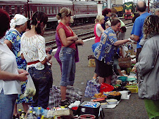 Marchandes sur un quai de gare