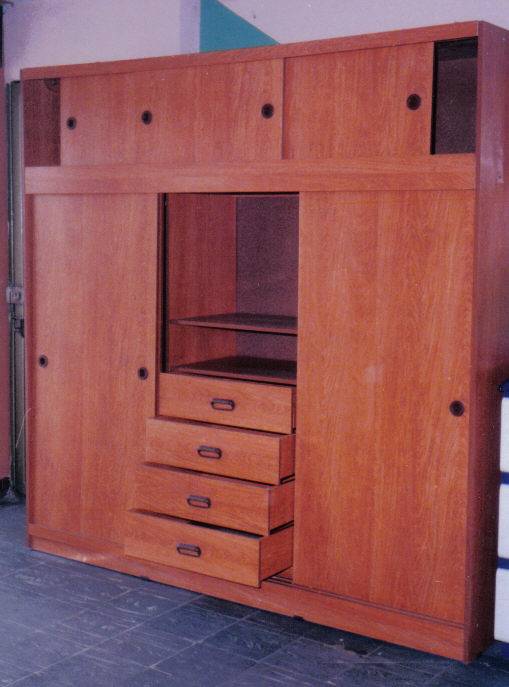 FD. Fausto Delgado & Cia. Closet tres cuerpos en nuevas maderas.