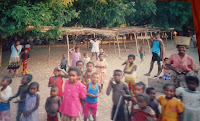9 mois a madagascar. Au bout de 15 jours, c'est l'heure du départ et le comité est présent