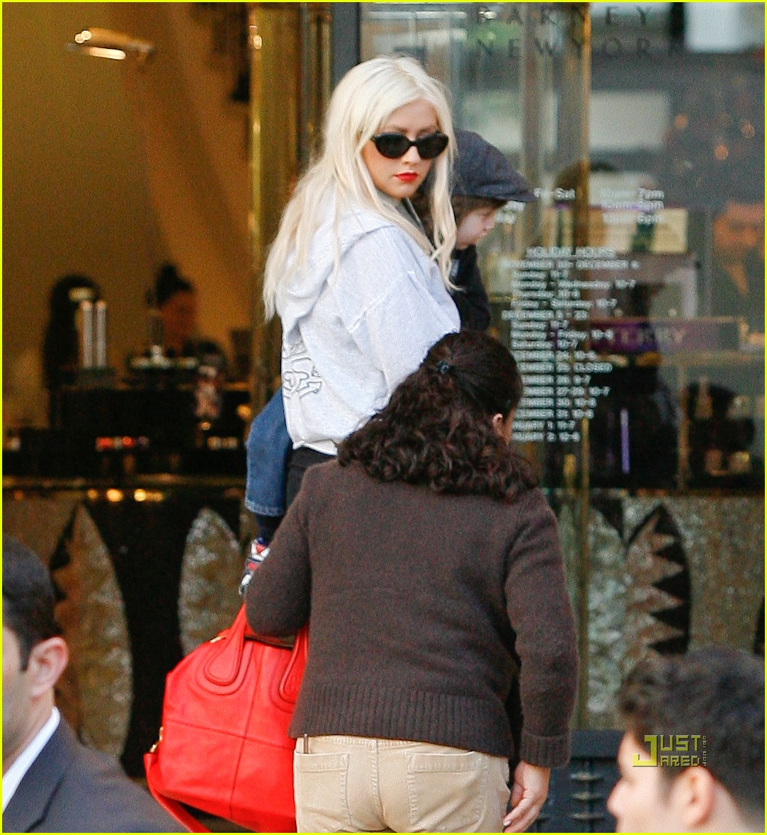 http://1.bp.blogspot.com/_sdW0OL9kcwQ/TRTFMuVog0I/AAAAAAAAfaI/0JOfYVhCKLo/s1600/christina-aguilera-christmas-shopping-05.jpg