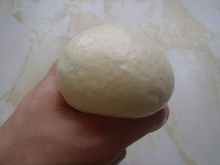 Mozzatura: forming the mozzarella into spheres
