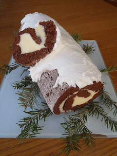 A yule log cake