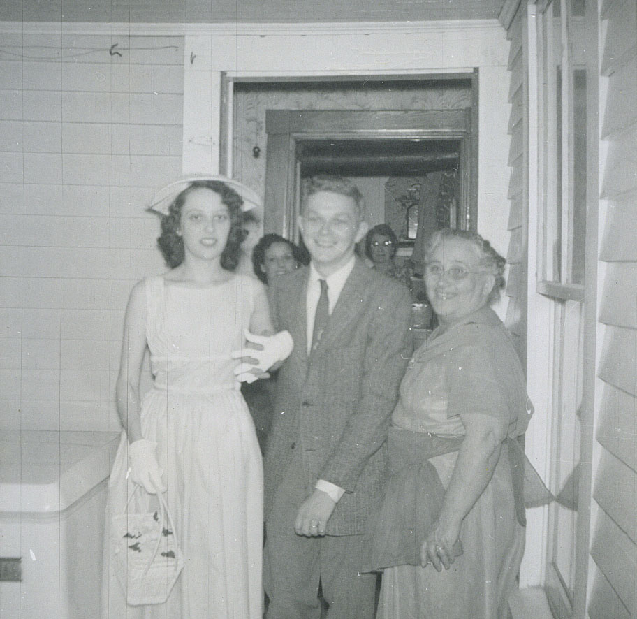 [Sis+Fred+and+Grammie+Mom+behind+1959.jpg]