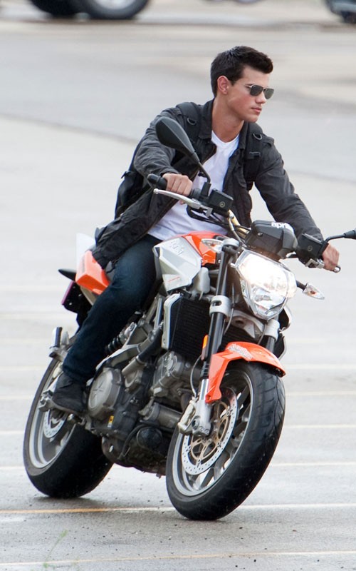 taylor-lautner-071210-15.jpg