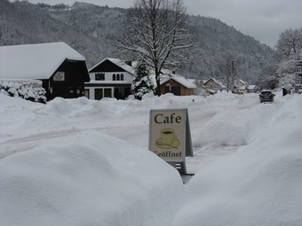[Snow+Jan+2010+with+cafe+sign.jpg]