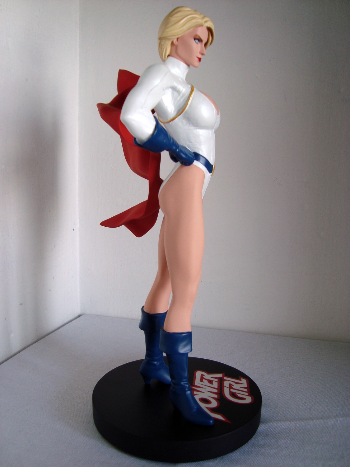  Statue Powergirl  Power_girl_cover+_girls0004