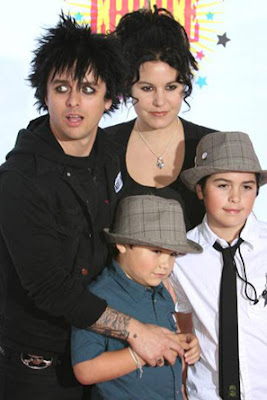صور Billie مع عائلته لا يفووتكم(green day) Billie+Joe+Armstrong+fly