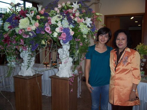 ...with my Master ...Ibu Elstiwar..from Elsie's School of Floral Design