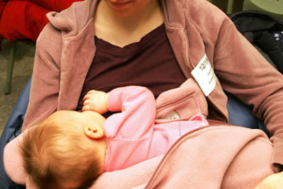 Women+breast+milk+pumping