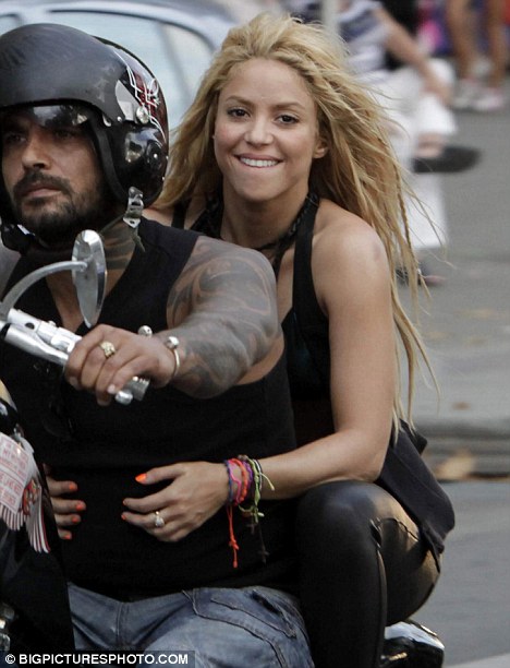 JOGO IMAGENS MOTARD GOOGLE - Página 6 No+sexy+dancing+here,+love!+Shakira+faces+%27elf+and+safety+fine+for+dancing+in+a+fountain++3