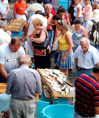 Venta de  pescado al menudeo.Puerto de Sicilia.copyright El Club de la Cazuela- F Salido