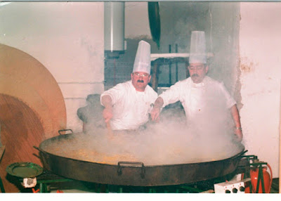 Los cocineros Rafael Rubio y Antonio Mata, cocinando una paella gigante (c) La Cazuela