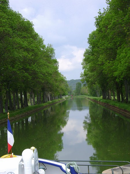 FRANCE - A canal in Burgundy. / @JDumas