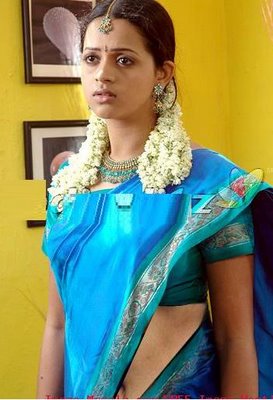 South indian mallu actress Bhavana hot saree wet cleavage and navel show image galeery 