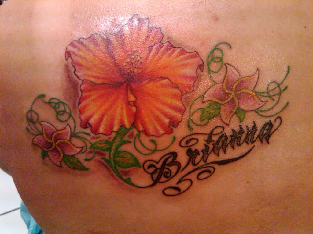http://1.bp.blogspot.com/_tQVYfnoz5io/S70TO-oSbeI/AAAAAAAABDM/D2YLqr4GsoA/s1600/flowers+with+%27brianna%27+script+lettering+tattoo+blog.jpg