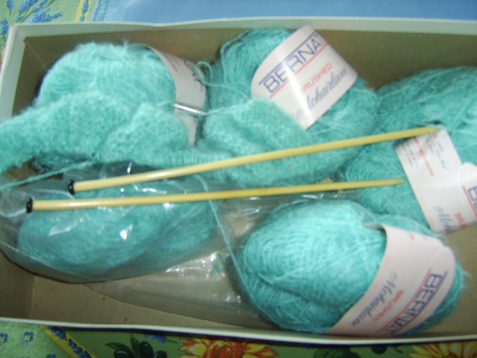 [yarn+from+estate+sale+free+needles+ptown.JPG]
