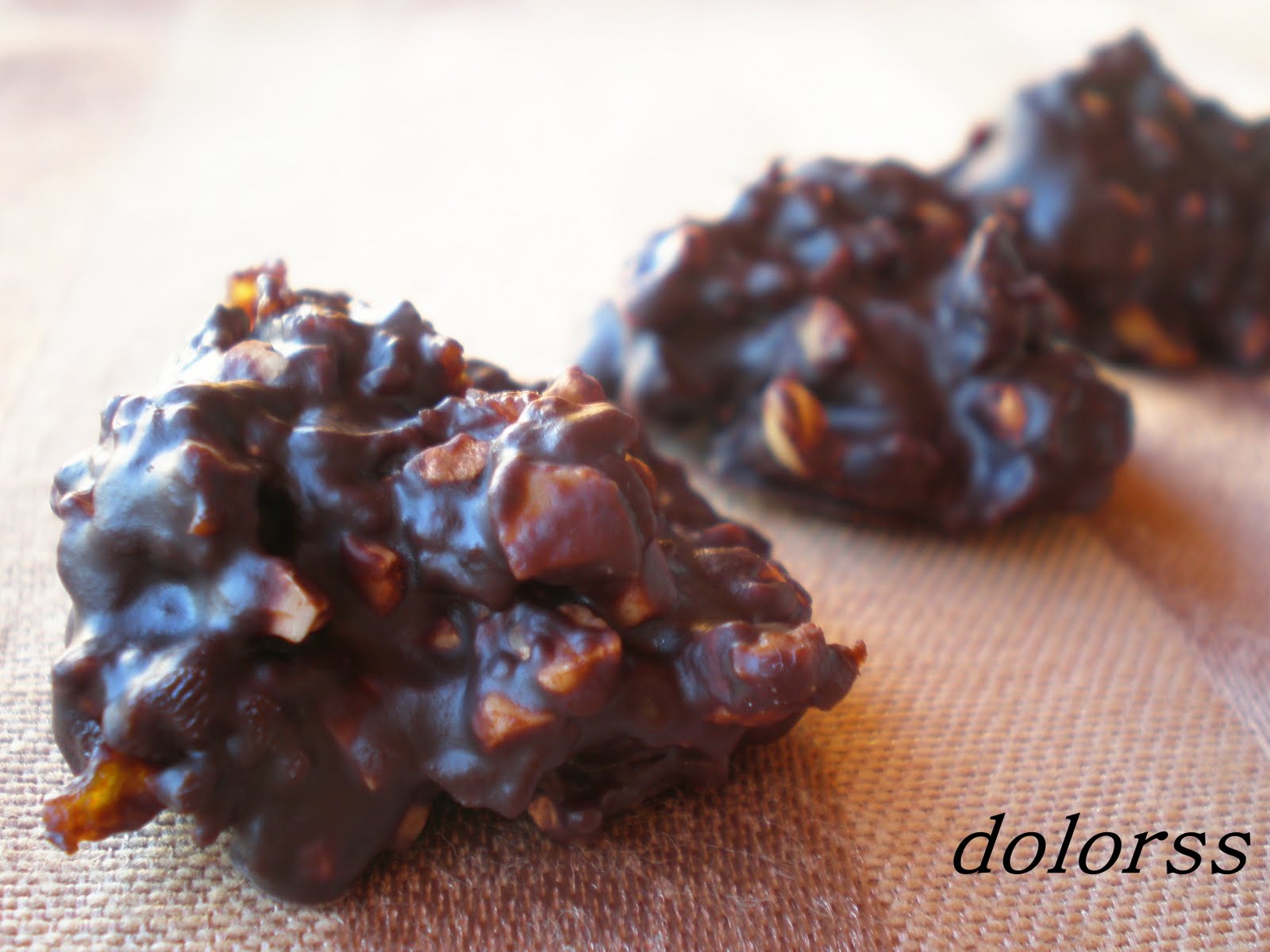 [Rocas+chocolate+orejones+almendra.JPG]