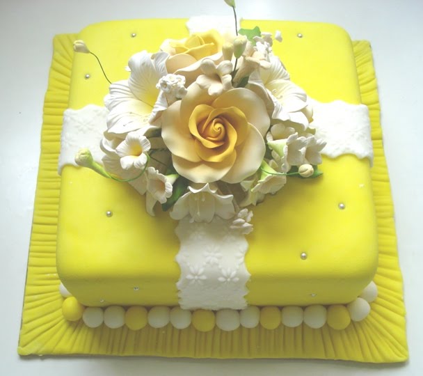 Anis Magic Fingers Yellow Wedding fondant cake
