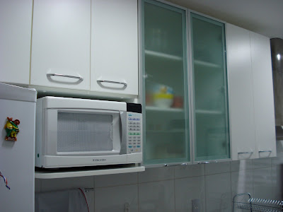 Ótimo apartamento: reformado e mobiliado: Cozinha - Armários e Microondas