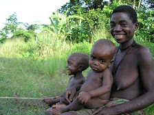 Pygmäen-Familie in Kongo