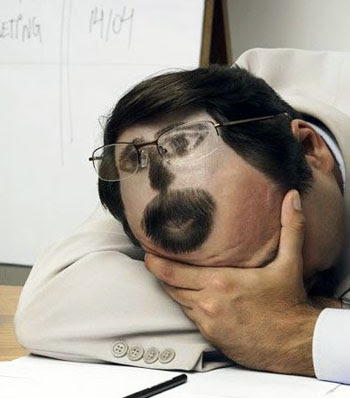 http://1.bp.blogspot.com/_tsgbycaZaHI/SUhPHVdZ1TI/AAAAAAAAAJM/55XvKlo9fg0/s400/como+dormir+no+trabalho+4.jpg