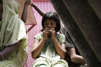 [93523_rubina-ali-a-child-actress-in-the-oscar-winning-movie-slumdog-millionaire-holds-her-prayers-beads-and-pray-as-her-house-is-demolished-by-local-auth.jpg]
