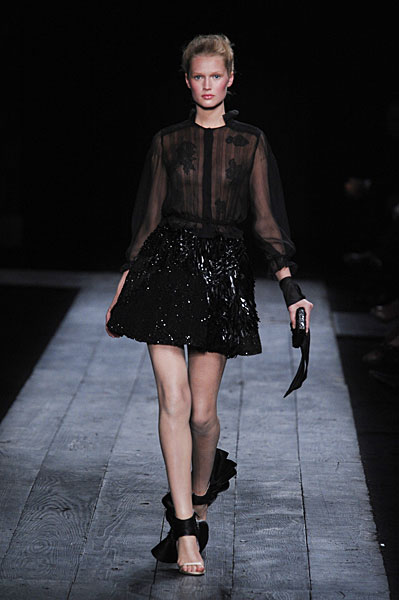 [Valentino+haute+couture+Fall+2009+Show+Women+Management+New+York+Blog+Toni+Garrn+2.jpg]