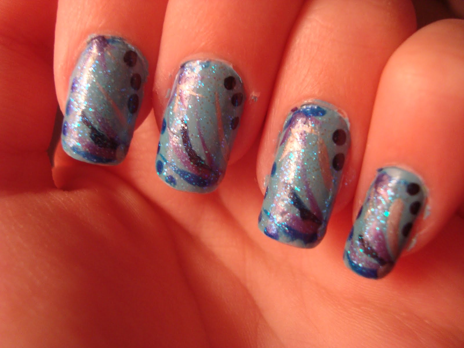 Yesterday I did my nails a blue background and some lines with dots