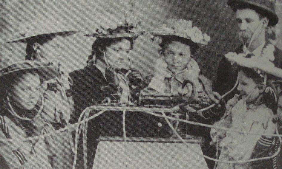 [phonograph.JPG]
