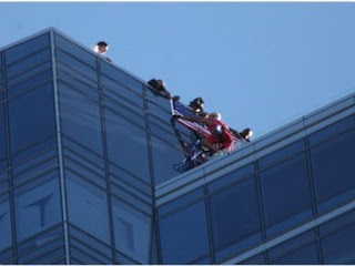 Homem Aranha sobe prédio sem cordas