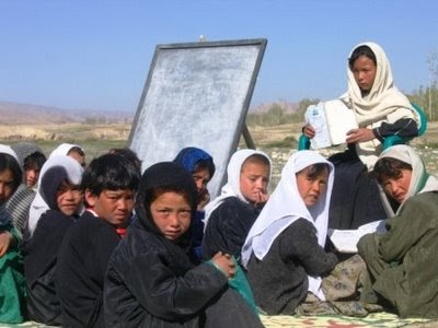 Educación: ESCUELAS EN ORIENTE