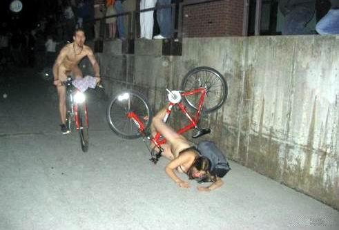 [naked-woman-crashes-bicycle.jpg]