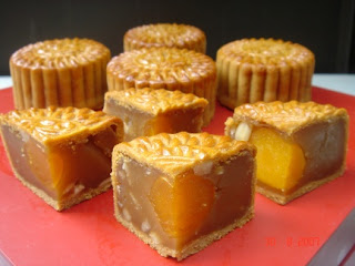 traditional%20lotus%20paste%20mooncake%2