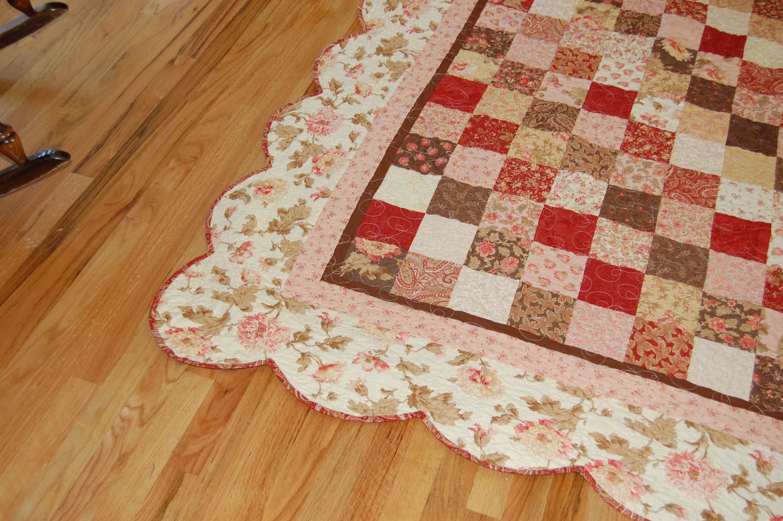 Lovely scalloped border. Quilts, Traditional quilts, Quilt sewing