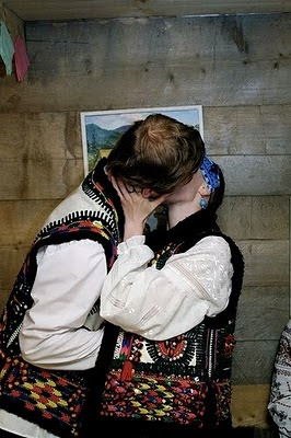 Українське весілля: наречений Віктор і наречена Анна цілуються