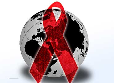 El sida en M&ecircxico: etapas del prejuicio. Avances de la solidaridad.: An article from: Proceso Carlos Monsivais