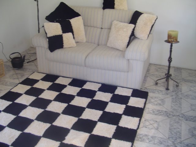 Rugs , Room Size Carpets and Decor Cushions.Teppiche und Kissen. Tapetes e Almofadas.
